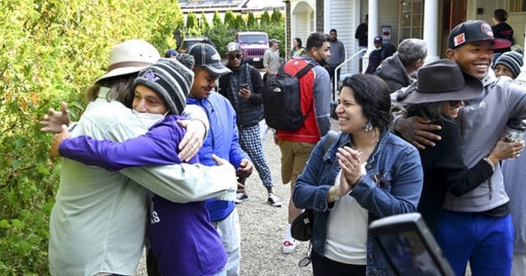 Bused, flown migrants can live in US — for now AR 309199922.jpgupdated202209191524imageversionFacebookexactH630exactW1200exactfitcropnoborder 1024x538